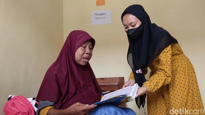Kisah Trimah, Lansia asal Magelang, Jawa Tengah yang diserahkan ketiga anaknya ke Griya Lansia Husnul Khatimah sempat viral di media sosial. Begini kondisi Trimah.