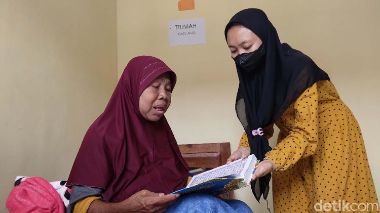Kisah Trimah, Lansia asal Magelang, Jawa Tengah yang diserahkan ketiga anaknya ke Griya Lansia Husnul Khatimah sempat viral di media sosial. Begini kondisi Trimah.