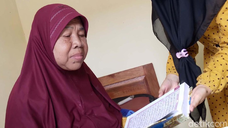 Kisah Trimah, Lansia asal Magelang, Jawa Tengah yang diserahkan ketiga anaknya ke Griya Lansia Husnul Khatimah sempat viral di media sosial. Begini kondisi Trimah.