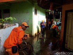 Banjir Sempat Landa Pejaten Timur, Warga Kini Bersihkan Rumah dari Lumpur