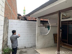 Satu Keluarga di Surabaya Bingung Jalan Keluar Masuk Rumah Ditutup Tetangga