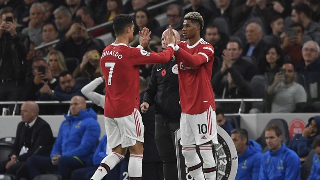 Penyerang Marcus Rashford disebut berguru kepada megabintang Cristiano Ronaldo guna mengembalikan performa terbaiknya di Manchester United.