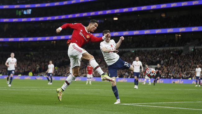 Ronaldo scores, Man Utd rolls over Tottenham