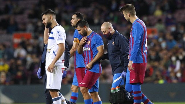 Striker Sergio Aguero dilarikan ke rumah sakit setelah mengalami kesulitan bernapas dalam pertandingan Barcelona vs Alaves, Minggu (31/10) dini hari WIB.