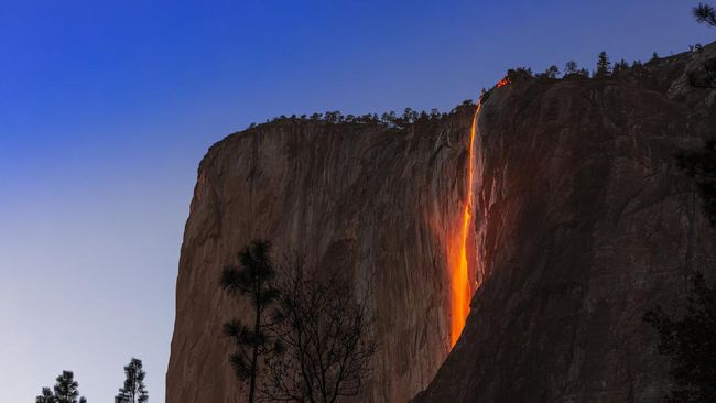 Fenomena 'air terjun api' ini terjadi di Lembah Yosemite, California, Amerika Serikat dan ini bukan pertama kalinya terjadi.
