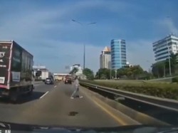 Bikin Deg-degan, Ini Momen Perempuan Nyeberang Santuy di Tol JORR