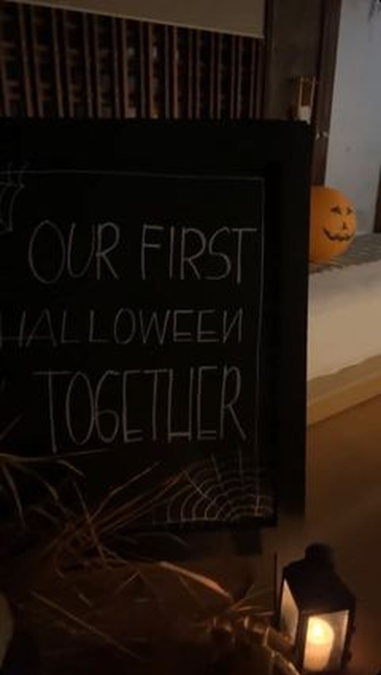 Kedekatan Stefan William dengan seorang bule Inggris bernama Ria Andrews sedang disorot, yuk intip momen halloween mereka!