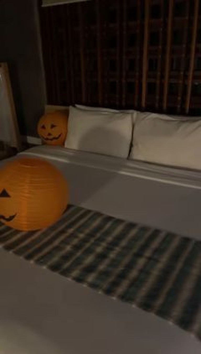 6 Momen Stefan William Rayakan Halloween Pertama Bareng Ria Andrews Kedekatan Stefan William dengan seorang bule Inggris bernama Ria Andrews sedang disorot, yuk intip momen halloween mereka!