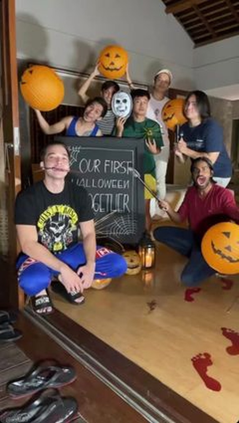 Kedekatan Stefan William dengan seorang bule Inggris bernama Ria Andrews sedang disorot, yuk intip momen halloween mereka!