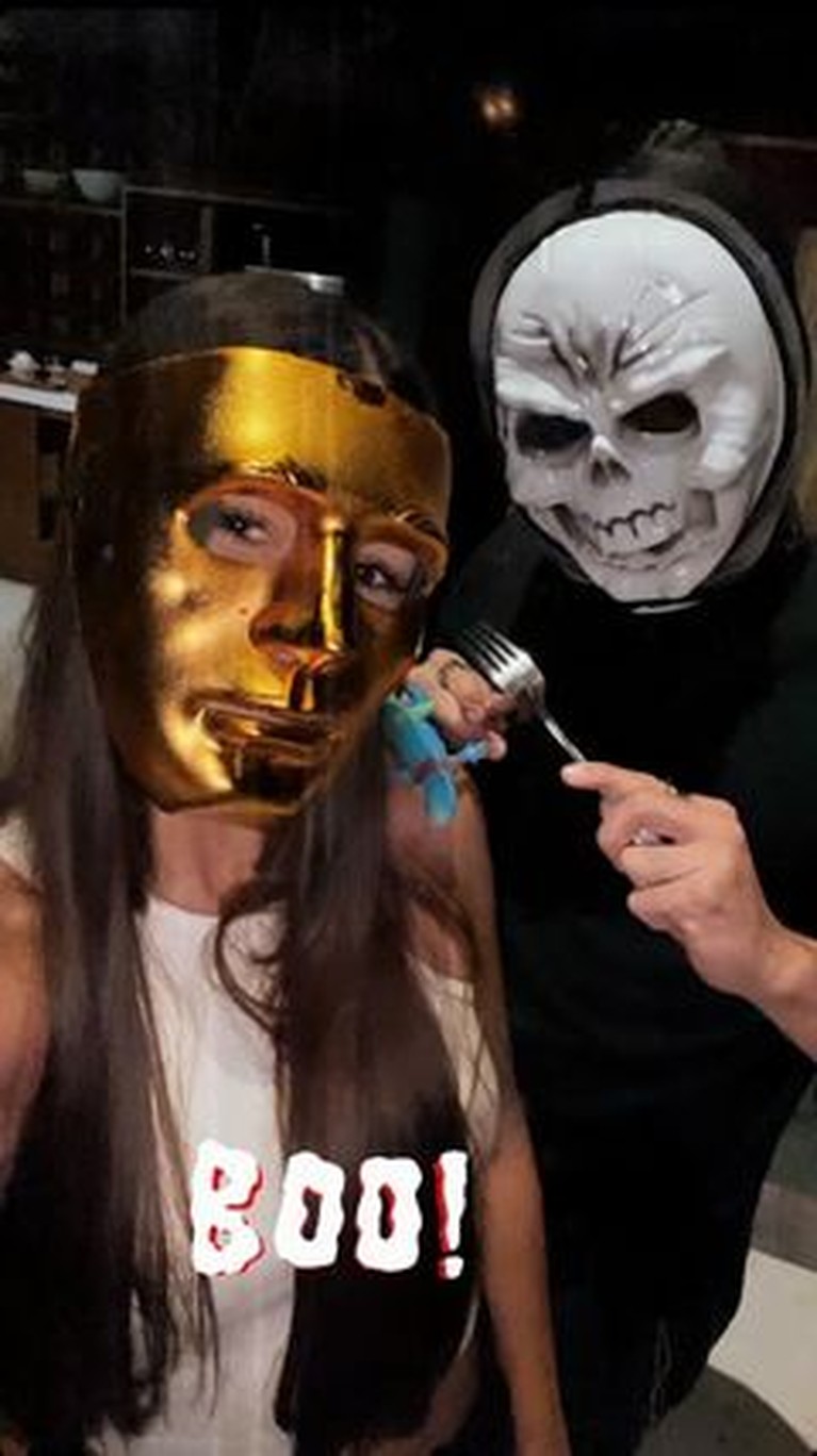 Kedekatan Stefan William dengan seorang bule Inggris bernama Ria Andrews sedang disorot, yuk intip momen halloween mereka!