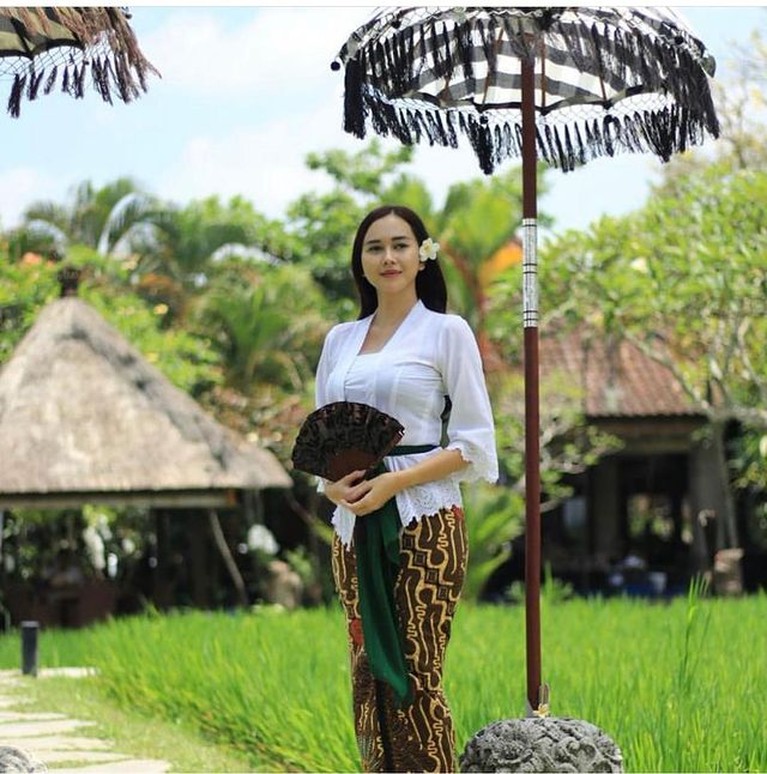 7 Potret Terbaru Aura Kasih Makin Cantik dan Seksi Usai Cerai Penampilan Aura Kasih setelah resmi bercerai pada April 2021 tampak makin cantik dan seksi. Yuk intip potretnya!
