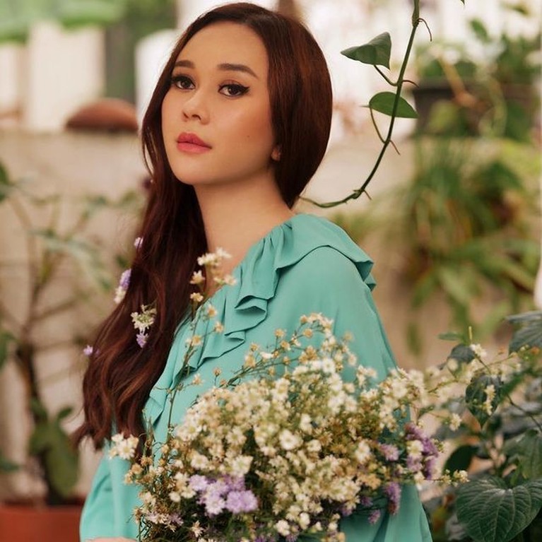 7 Potret Terbaru Aura Kasih Makin Cantik dan Seksi Usai Cerai Penampilan Aura Kasih setelah resmi bercerai pada April 2021 tampak makin cantik dan seksi. Yuk intip potretnya!