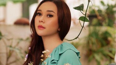 img-title Buat Namanya Melejit, Aura Kasih Ternyata Geli dengan Lirik 'Mari Bercinta'