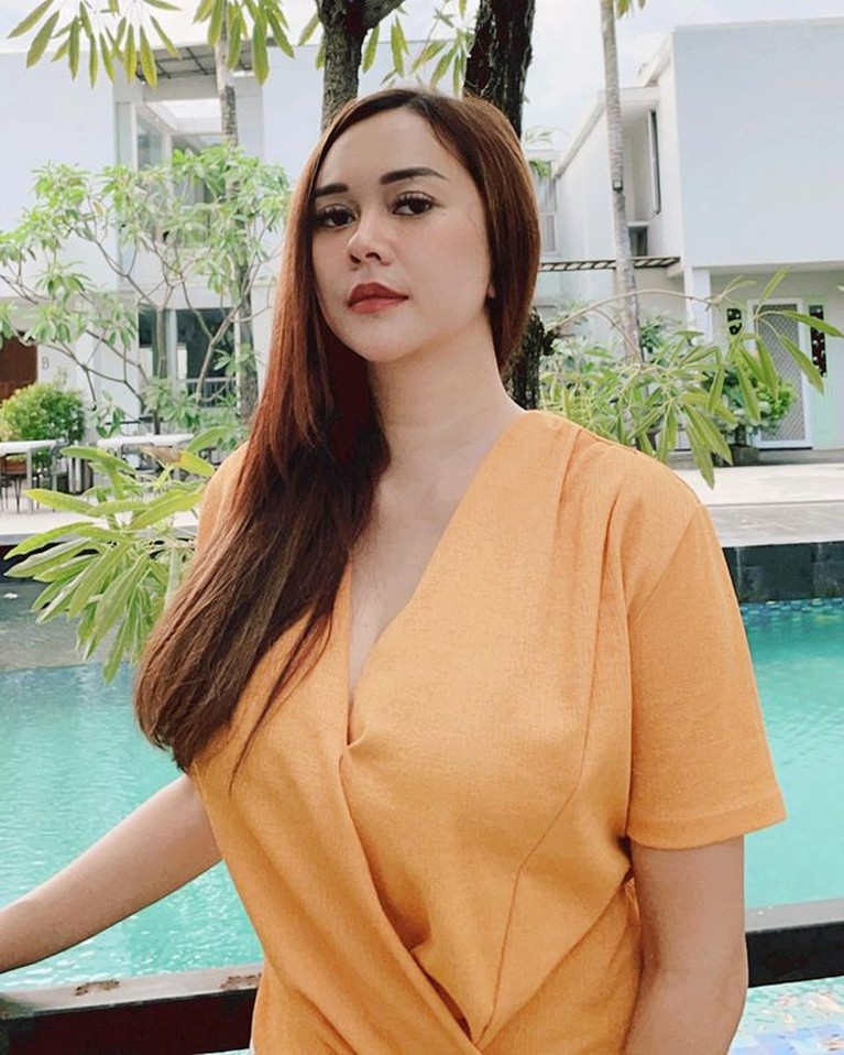 7 Potret Terbaru Aura Kasih Makin Cantik dan Seksi Usai Cerai Penampilan Aura Kasih setelah resmi bercerai pada April 2021 tampak makin cantik dan seksi. Yuk intip potretnya!