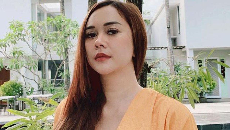 Penampilan Aura Kasih setelah resmi bercerai pada April 2021 tampak makin cantik dan seksi. Yuk intip potretnya!