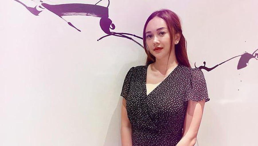 7 Potret Terbaru Aura Kasih Makin Cantik dan Seksi Usai Cerai Penampilan Aura Kasih setelah resmi bercerai pada April 2021 tampak makin cantik dan seksi. Yuk intip potretnya!