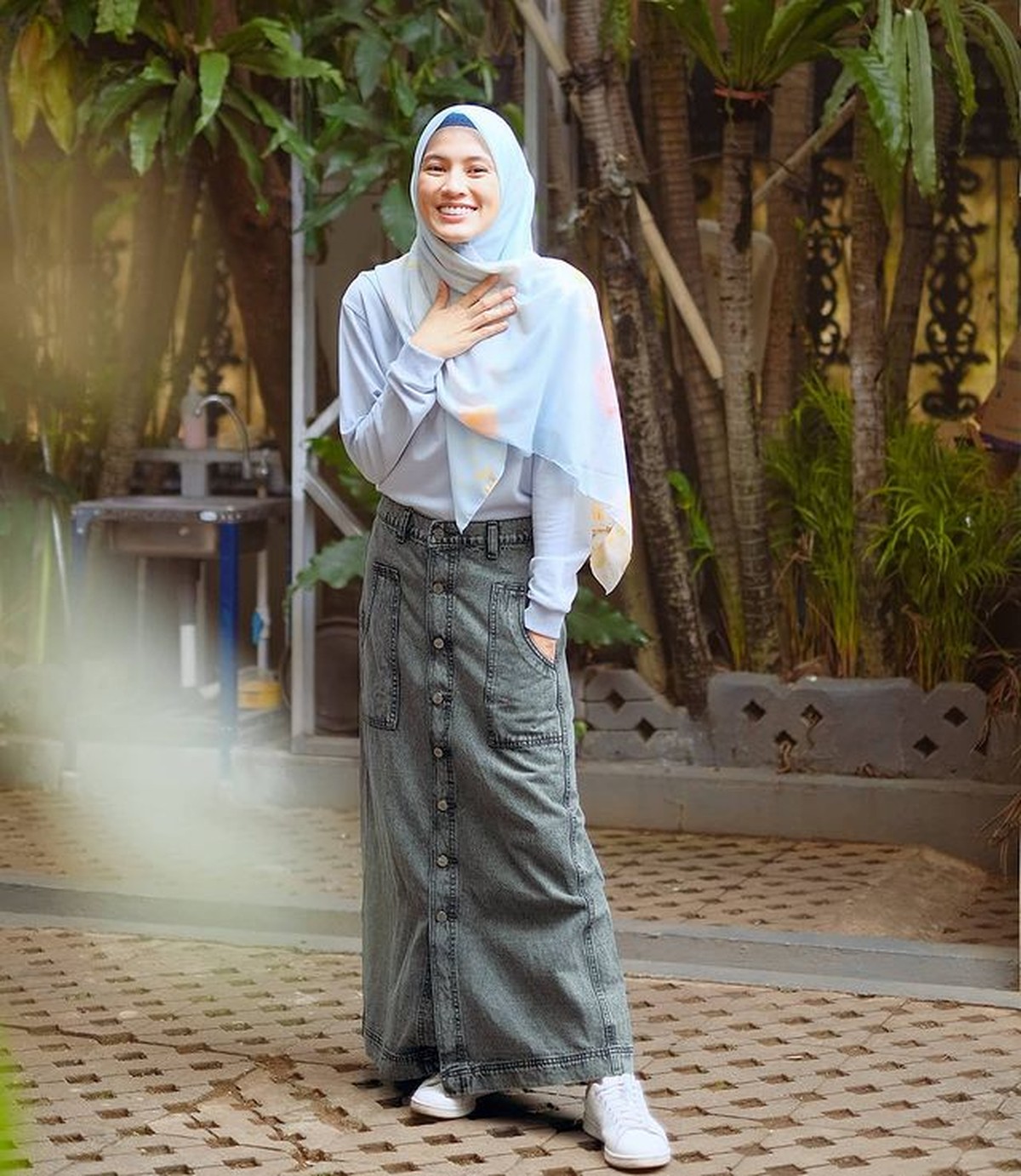 Alyssa Soebandono memiliki gaya padu padan hijab yang simple namun sangat manis&period; Yuk kita intip penampilannya&excl;