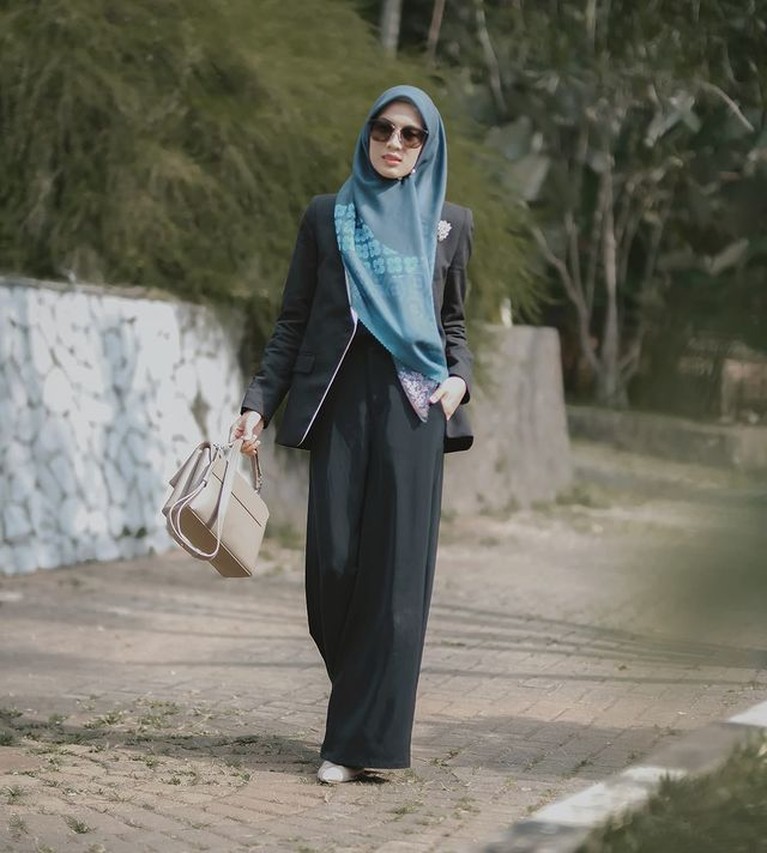 Alyssa Soebandono memiliki gaya padu padan hijab yang simple namun sangat manis. Yuk kita intip penampilannya!