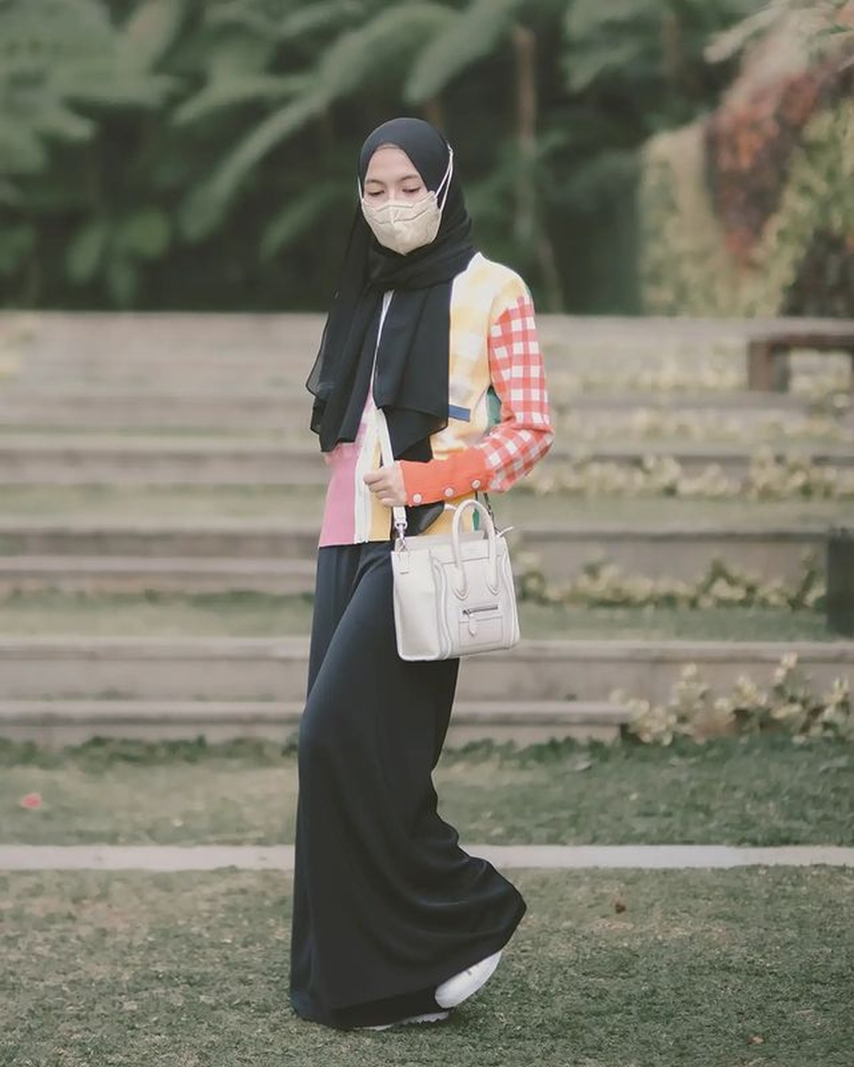 Alyssa Soebandono memiliki gaya padu padan hijab yang simple namun sangat manis&period; Yuk kita intip penampilannya&excl;