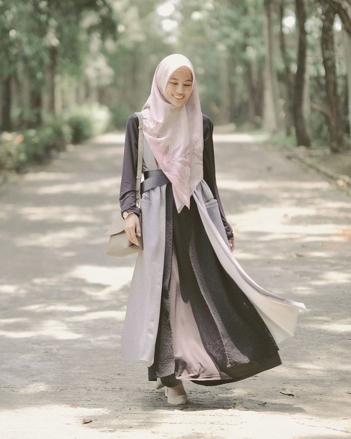 Alyssa Soebandono memiliki gaya padu padan hijab yang simple namun sangat manis&period; Yuk kita intip penampilannya&excl;