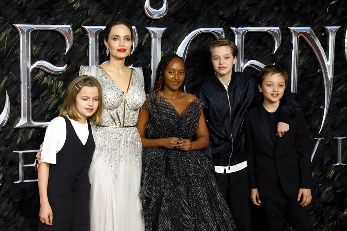 LONDON, ENGLAND - OCTOBER 09: (L-R) Vivienne Marcheline Jolie-Pitt, Angelina Jolie, Zahara Marley Jolie-Pitt, Shiloh Nouvel Jolie-Pitt and Knox Jolie-Pitt attend the European premiere of Lika-liku Perceraian Angelina Jolie & Brad Pitt, Buat Anak Trauma!
