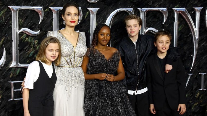 LONDON, ENGLAND - OCTOBER 09: (L-R) Vivienne Marcheline Jolie-Pitt, Angelina Jolie, Zahara Marley Jolie-Pitt, Shiloh Nouvel Jolie-Pitt and Knox Jolie-Pitt attend the European premiere of 