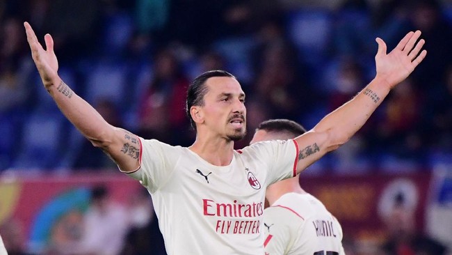 Zlatan Ibrahimovic mengukir dua rekor saat AC Milan mengalahkan AS Roma 2-1 dalam laga lanjutan Liga Italia.
