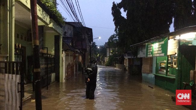 Banjir Terjang Belasan Rt Di Jakarta Semalam Puluhan Orang Mengungsi