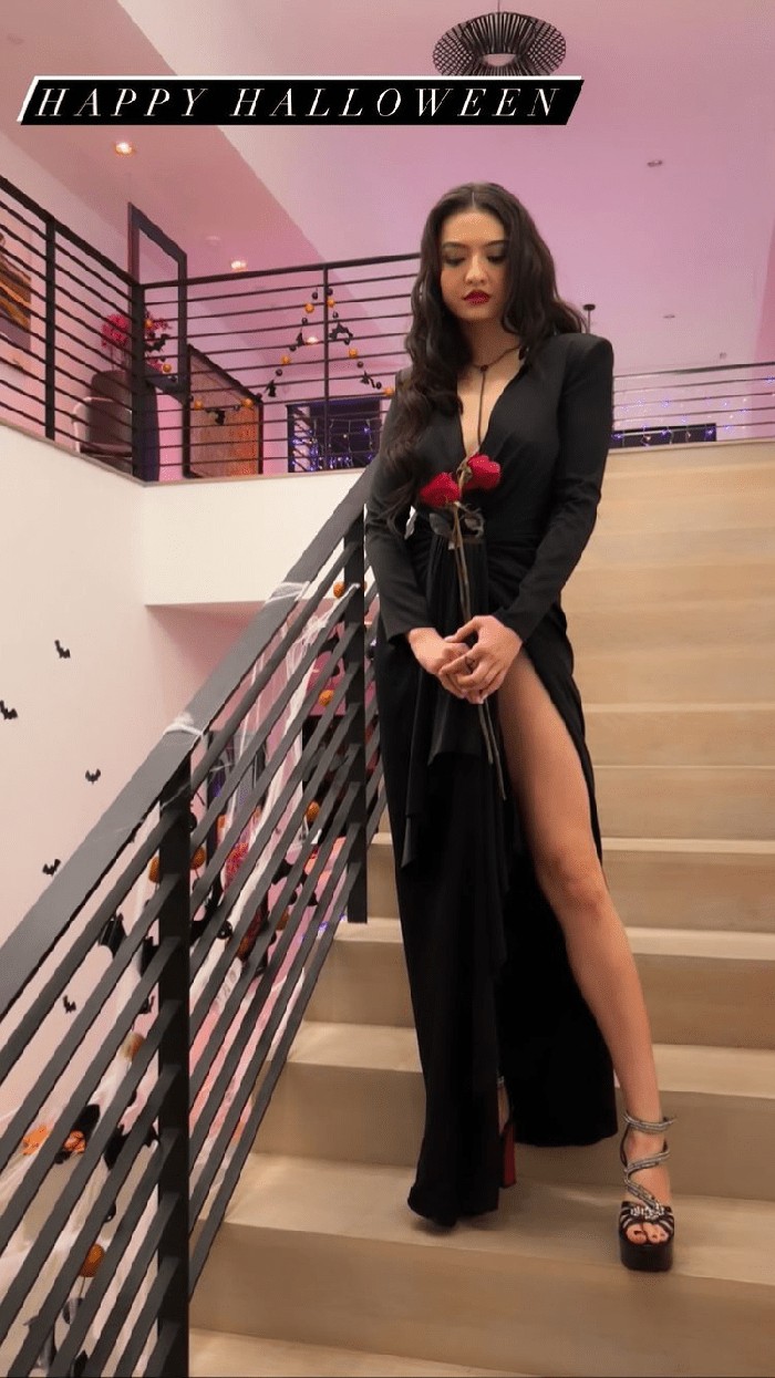 Berbalut gaun hitam dengan slit dan high heels, Morticia Addams dari The Addams Family versi Raline Shah jadi begitu memesona. Foto: instagram.com/ralineshah