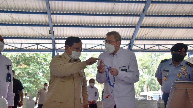 Menteri Pertahanan Prabowo Subianto meninjau kesiapan industri pertahanan khususnya propelan di PT Dahana.