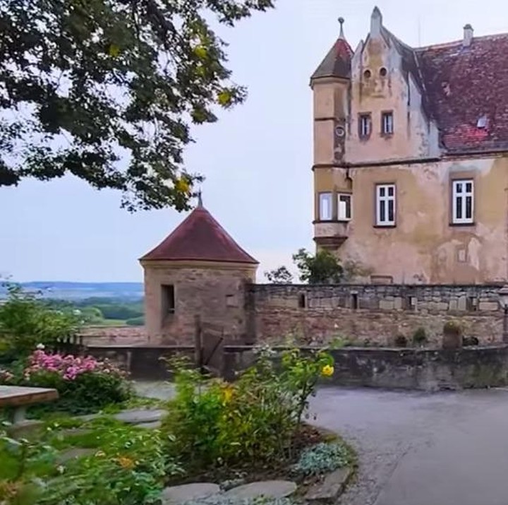 <p>Tak tanggung-tanggung, Daniel dan Viola merayakan hari bahagia tersebut di Burg Stettenfels, sebuah kastil di Untergruppenbach, Jerman. (Foto: YouTube: Daniel Mananta Network)</p>