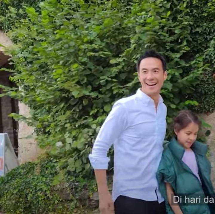 <p>Tak hanya berdua, Daniel dan Viola terut bawa serta kedua buah hati mereka, Mila Mananta dan Noam Mananta. (Foto: YouTube: Daniel Mananta Network)</p>