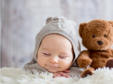 90 Nama Bayi Laki-laki Terinspirasi dari Abad Pertengahan, Keren Bun!
