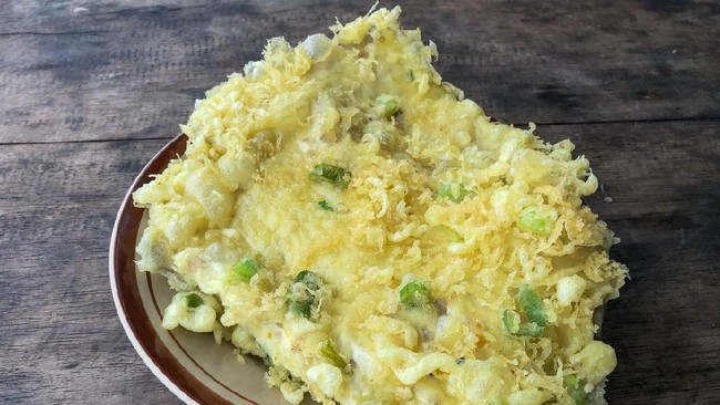 Pedagang gorengan di Kota Yogyakarta, DIY, mengeluhkan harga minyak goreng kemasan yang melonjak usai HET dicabut.