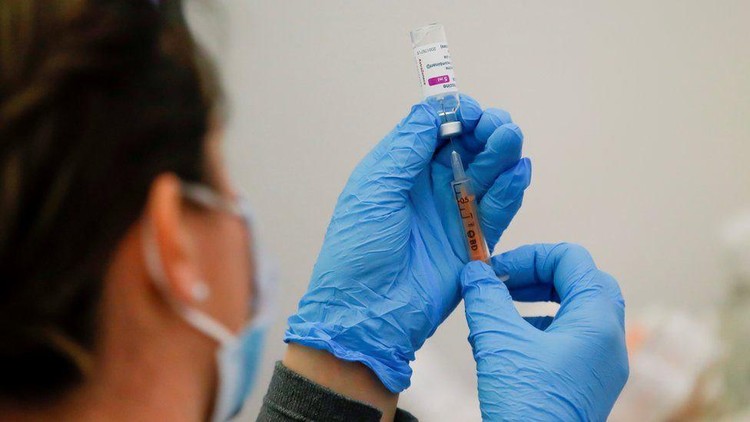Ilustrasi Vaksinasi di New York A health care worker fills a syringe with the Pfizer COVID-19 vaccine, Thursday, July 22, 2021, at the American Museum of Natural History in New York. The museum moved their vaccination site from the Hall of Ocean Life where the famous 94-foot-long model of a blue whale is hanging from the ceiling to a smaller adjacent gallery. New York City is closing the big vaccination sites to focus on areas with low vaccination rates. (AP Photo/Mary Altaffer)