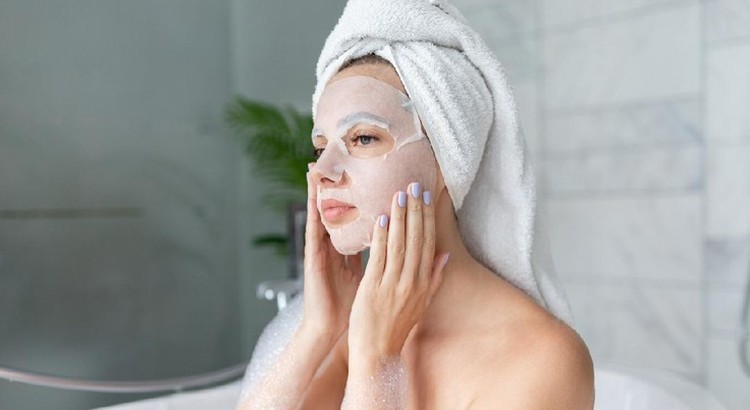 RAWAT KULIT SECARA SPESIFIK HINGGA GUNAKAN MOISTURIZER Ga pede dengan permasalahan kulit yang berminyak, Bun? Coba lakukan 5 rangkaian skincare untuk kulit berminyak berikut ini.