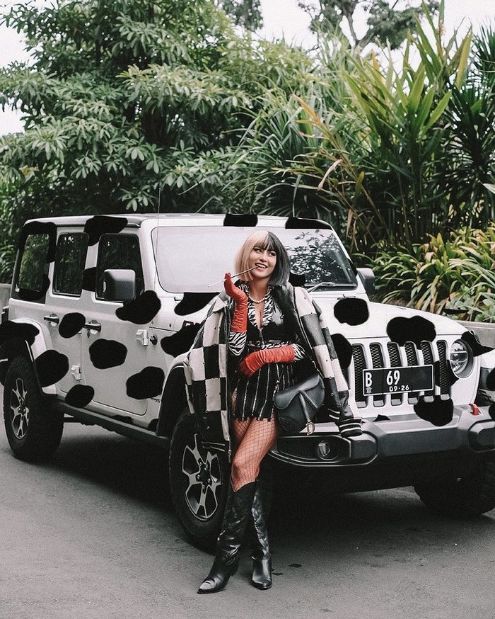 Karin Novilda atau dikenal sebagai Awkarin berdandan sebagai Cruella de Vil. Kostum yang dikenakan bahkan matching dengan mobil yang dimodifikasi bermotif anjing Dalmatian. Foto: instagram.com/awkarin