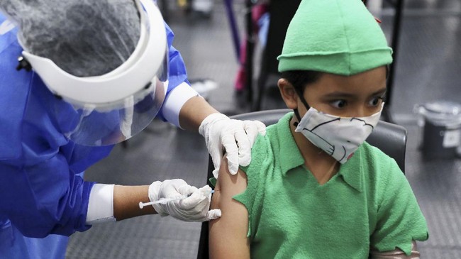 Epidemiolog menyebut rencana vaksinasi anak harus dibarengi pemantauan efek samping penyerta.