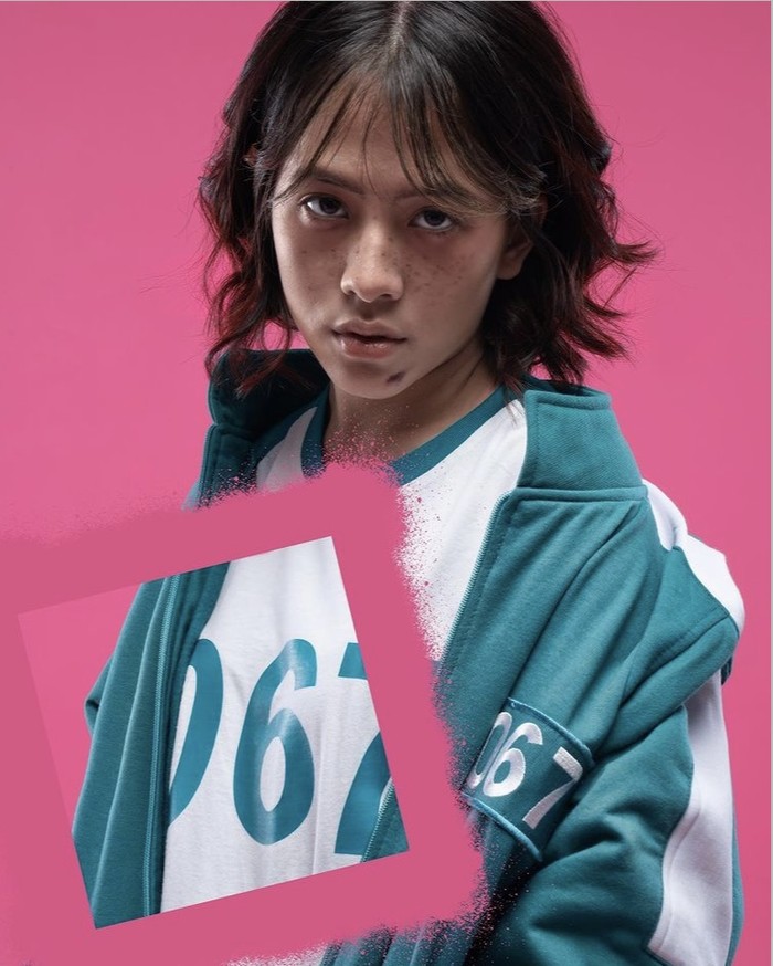 Mengenakan kostum Squid Game bernomor peserta 067 dan berpose fierce, apa kamu bisa tebak Adhysta Zara menjadi siapa, Beauties? Foto: instagram.com/zaraadhsty