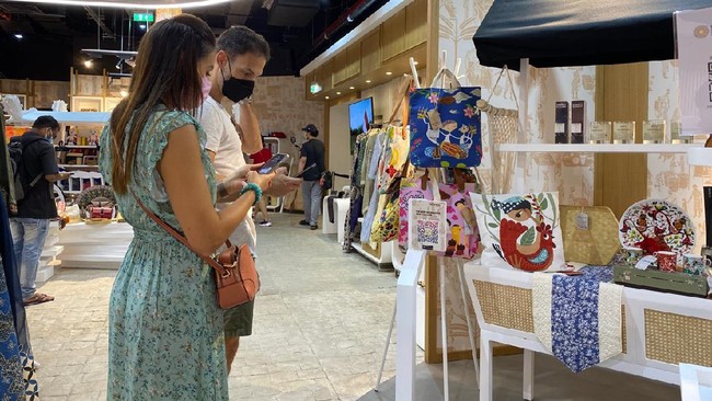 Di hari terakhir Paviliun Indonesia Dubai Expo 2020, Pemprov Jabar memamerkan produk-produk lokal, dimana produk fesyen paling menarik perhatian pengunjung.