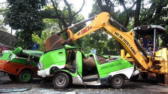 Pemkot Bogor mengatakan pihaknya akan memberhentikan secara bertahap operasional 147 angkot hingga akhir tahun nanti.