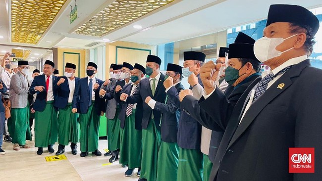 Rombongan anggota DPR fraksi PKB mengenakan sarung berwarna hijau saat rapat paripurna hari ini, sebagai bagian dari peringatan Hari Santri.