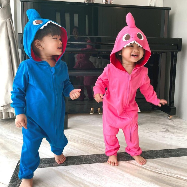 <p>Keduanya bahkan identik dengan dua warna, Bunda. Zunaira berwarna pink, dan Zayn berwarna biru. (Foto: Instagram: @syahnazs)</p>