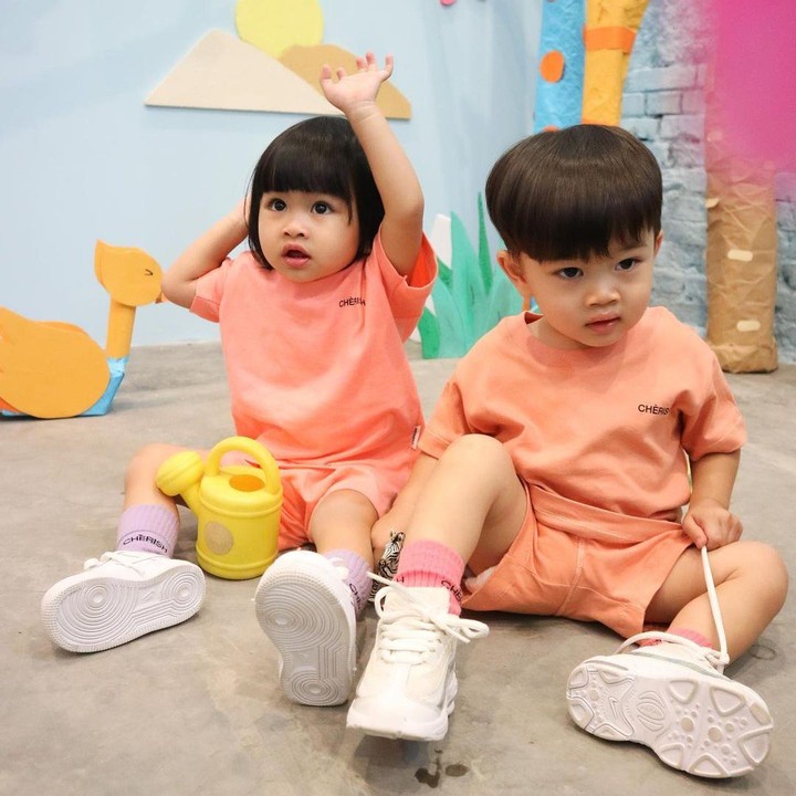 <p>Semoga keduanya tumbuh menjadi anak yang penyayang dan saling membantu satu sama lain ya, Bunda! (Foto: Instagram: @syahnazs)</p>