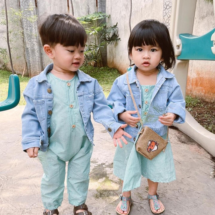 <p>Hampir memasuki usia dua tahun, Zunaira dan Zayn semakin menggemaskan nih, Bunda. Keduanya bahkan kerap menggunakan pakaian kembar, lho. (Foto: Instagram: @syahnazs)</p>