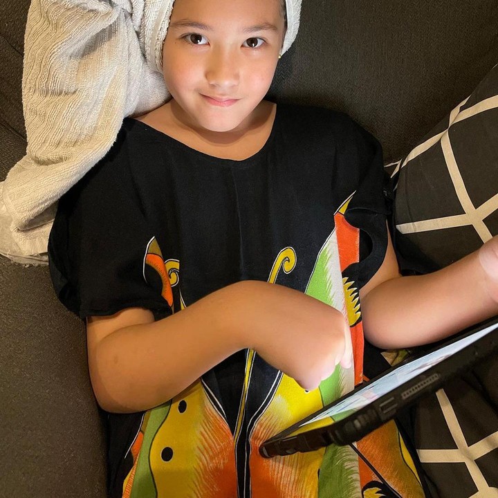 <p>Melalui postingan di Instagram pula, Nafa Urbach terlihat amat dekat dengan putrinya, Bunda. Bahkan Mikha sendiri disebut sering memakai daster milik Bundanya saat akan tidur, lho. (Foto: Instagram @nafaurbach)</p>