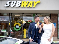 Romantis! Pasangan Ini Foto Bareng di Subway Tempat Pertama Bertemu