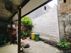 Pembangunan Tembok Tetangga yang Tutup Rumah Ridwan Dihentikan Sementara