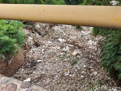 detikcom Do Your Magic: Makin Parah, Kini Kali Jambe Ini Total Ditutup Sampah