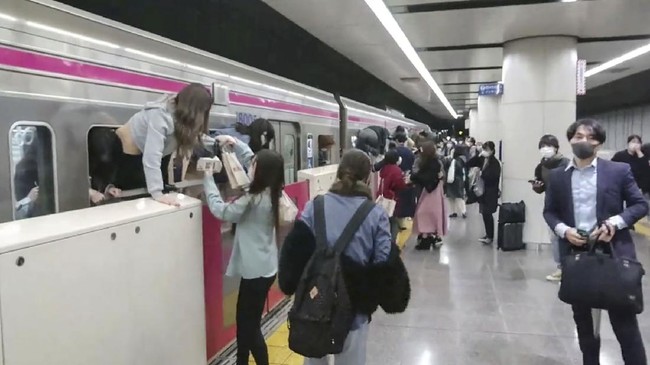 Penikaman oleh Joker di kereta Tokyo sampai Pangeran Charles berdoa untuk Jokowi ramaikan berita internasional Senin (1/11).